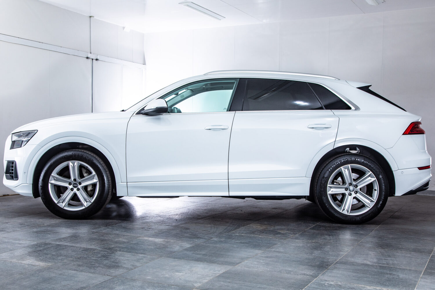 Q8 55TFSIクワトロデビューPラグジュアリー4WD