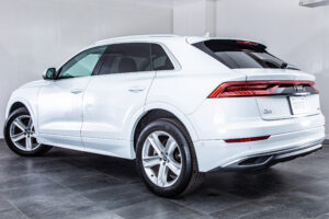 Q8 55TFSIクワトロデビューPラグジュアリー4WD