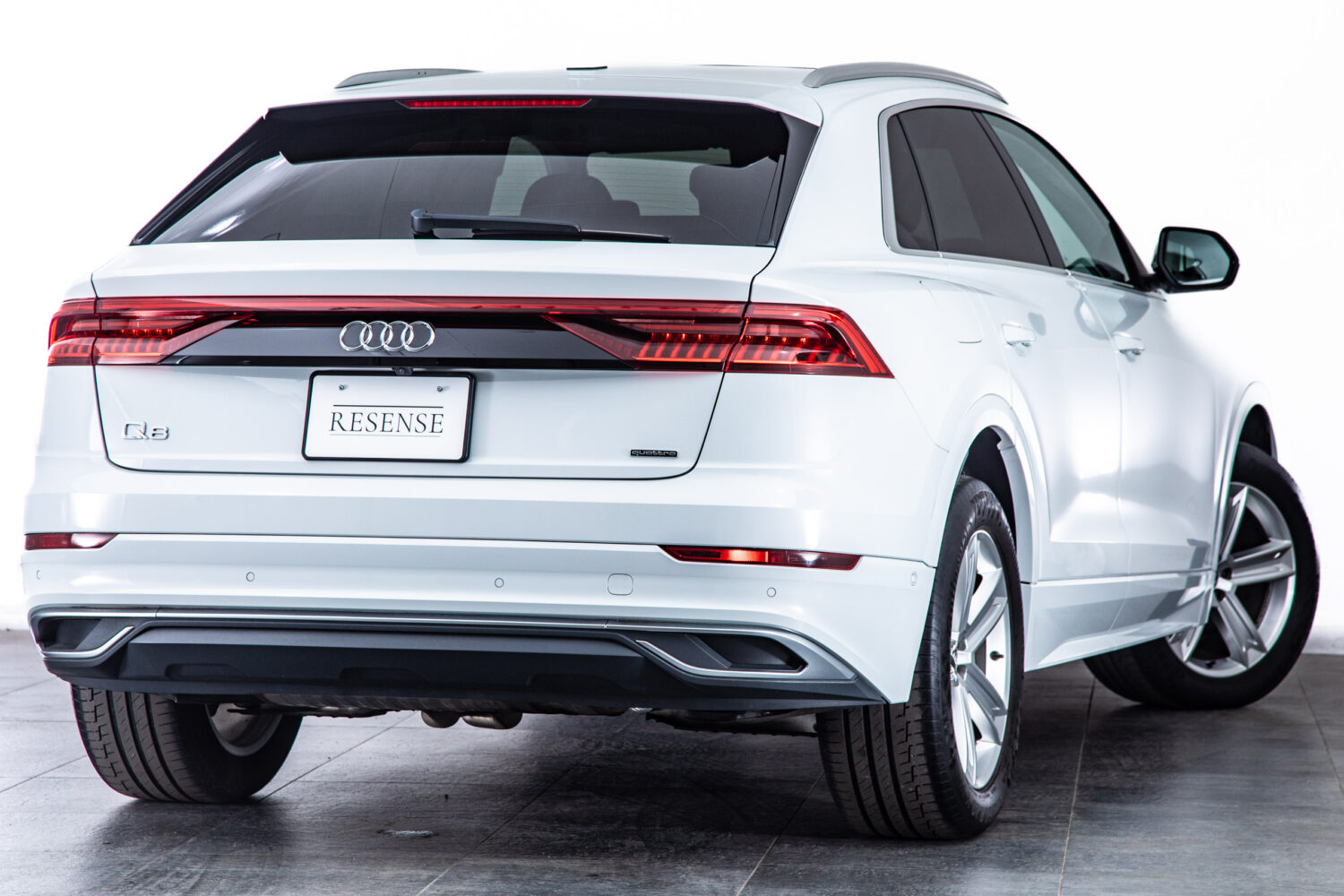 Q8 55TFSIクワトロデビューPラグジュアリー4WD