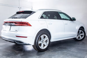 Q8 55TFSIクワトロデビューPラグジュアリー4WD