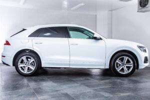 Q8 55TFSIクワトロデビューPラグジュアリー4WD