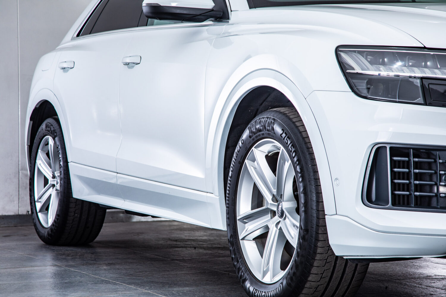 Q8 55TFSIクワトロデビューPラグジュアリー4WD