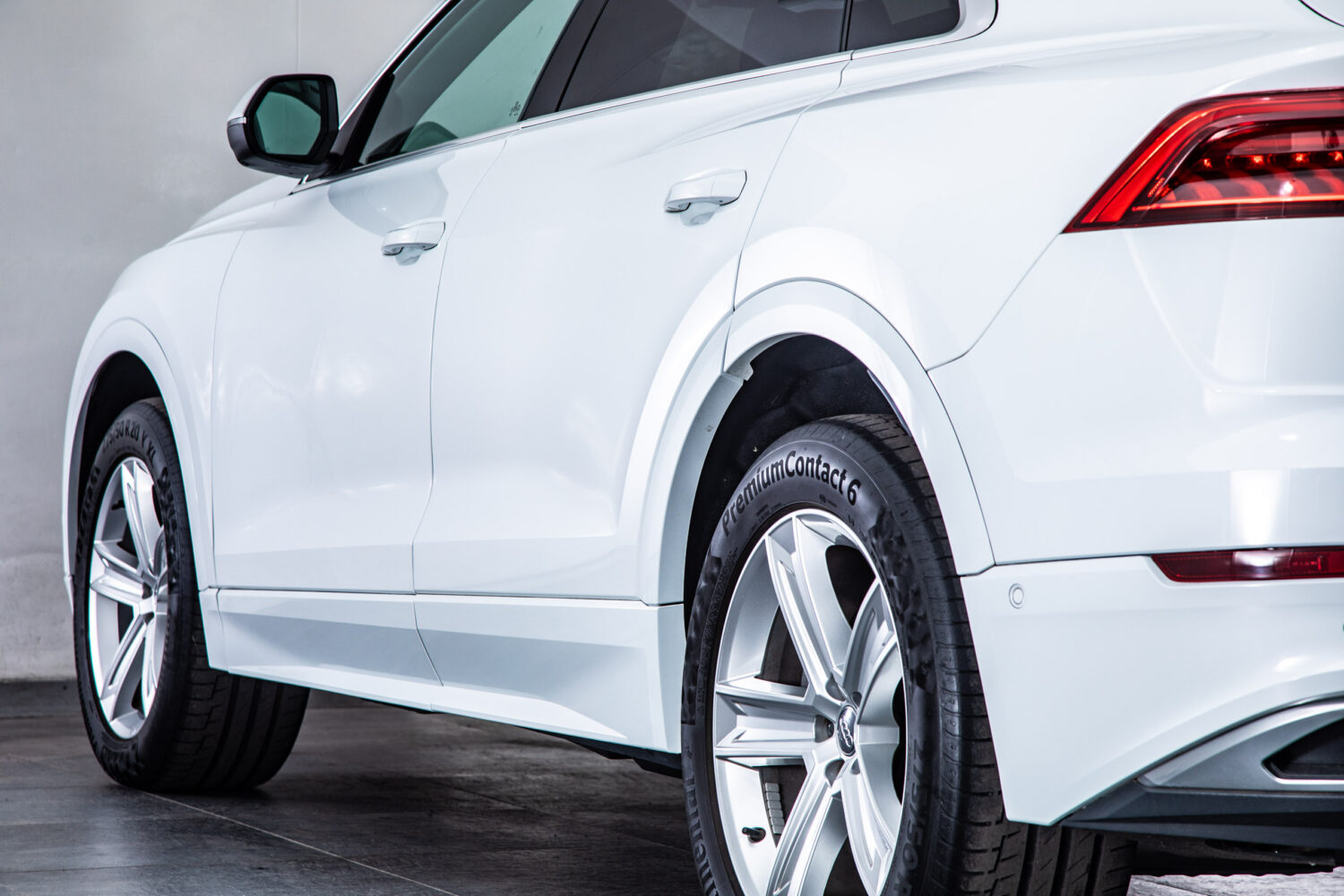 Q8 55TFSIクワトロデビューPラグジュアリー4WD