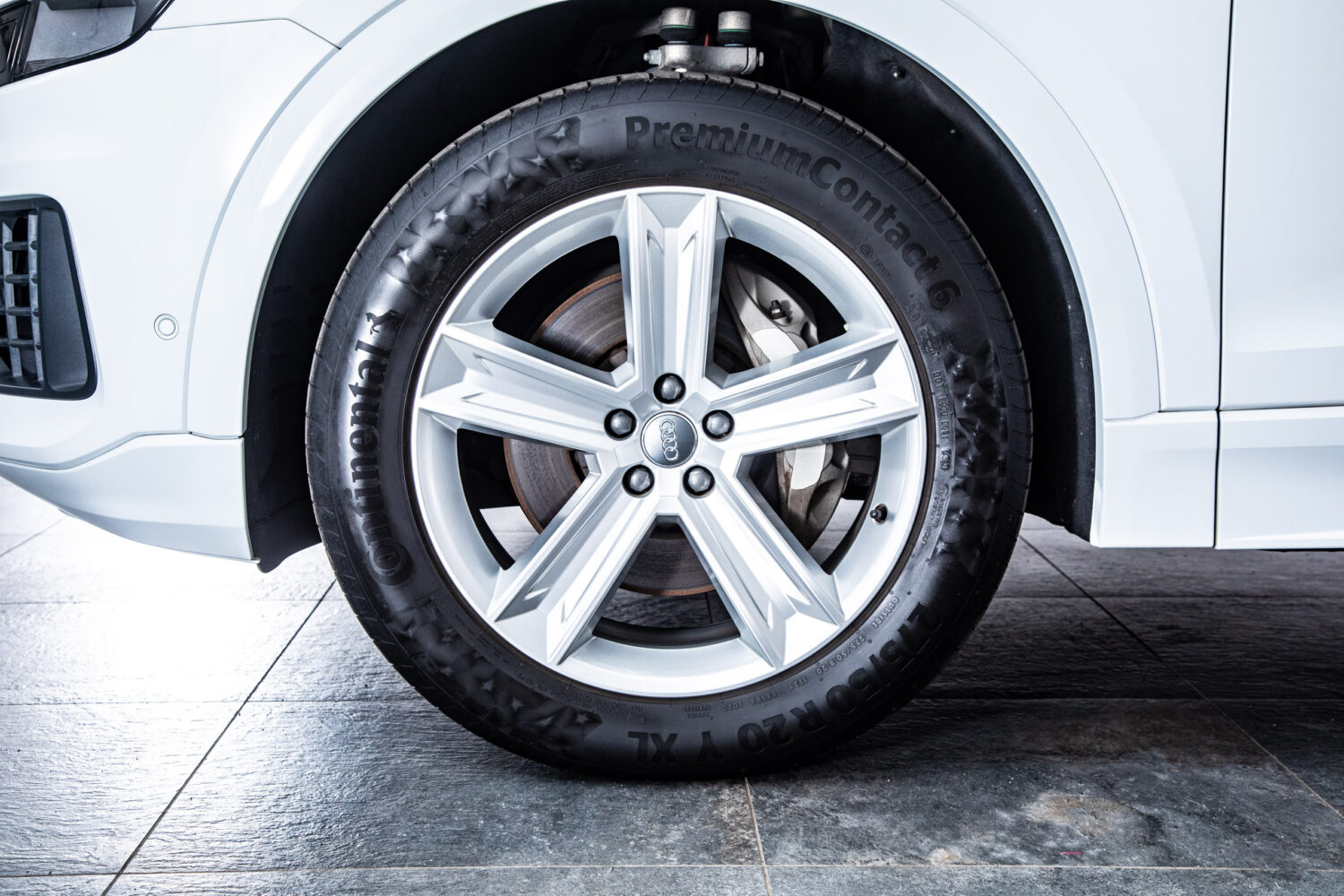 Q8 55TFSIクワトロデビューPラグジュアリー4WD