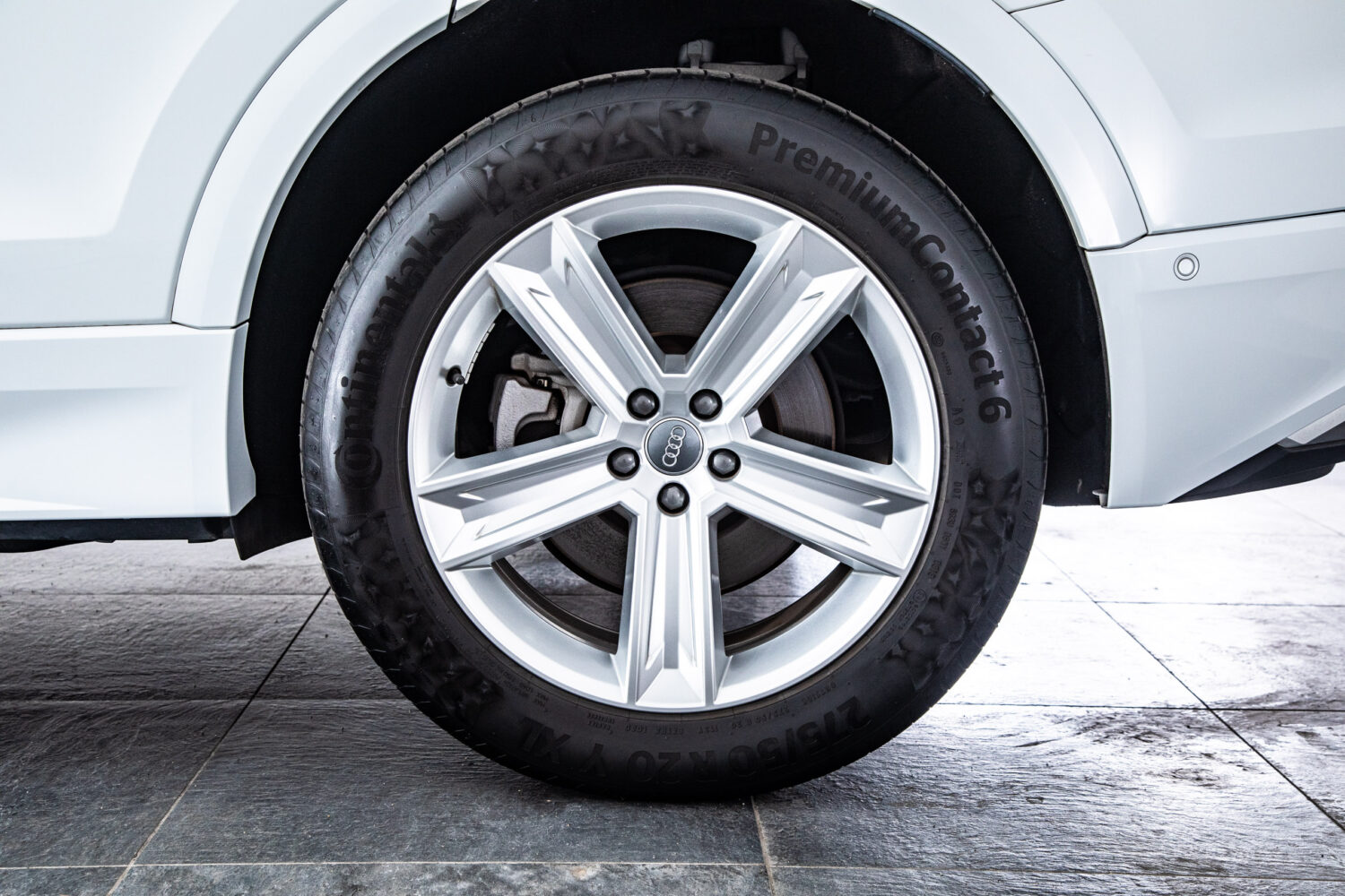 Q8 55TFSIクワトロデビューPラグジュアリー4WD