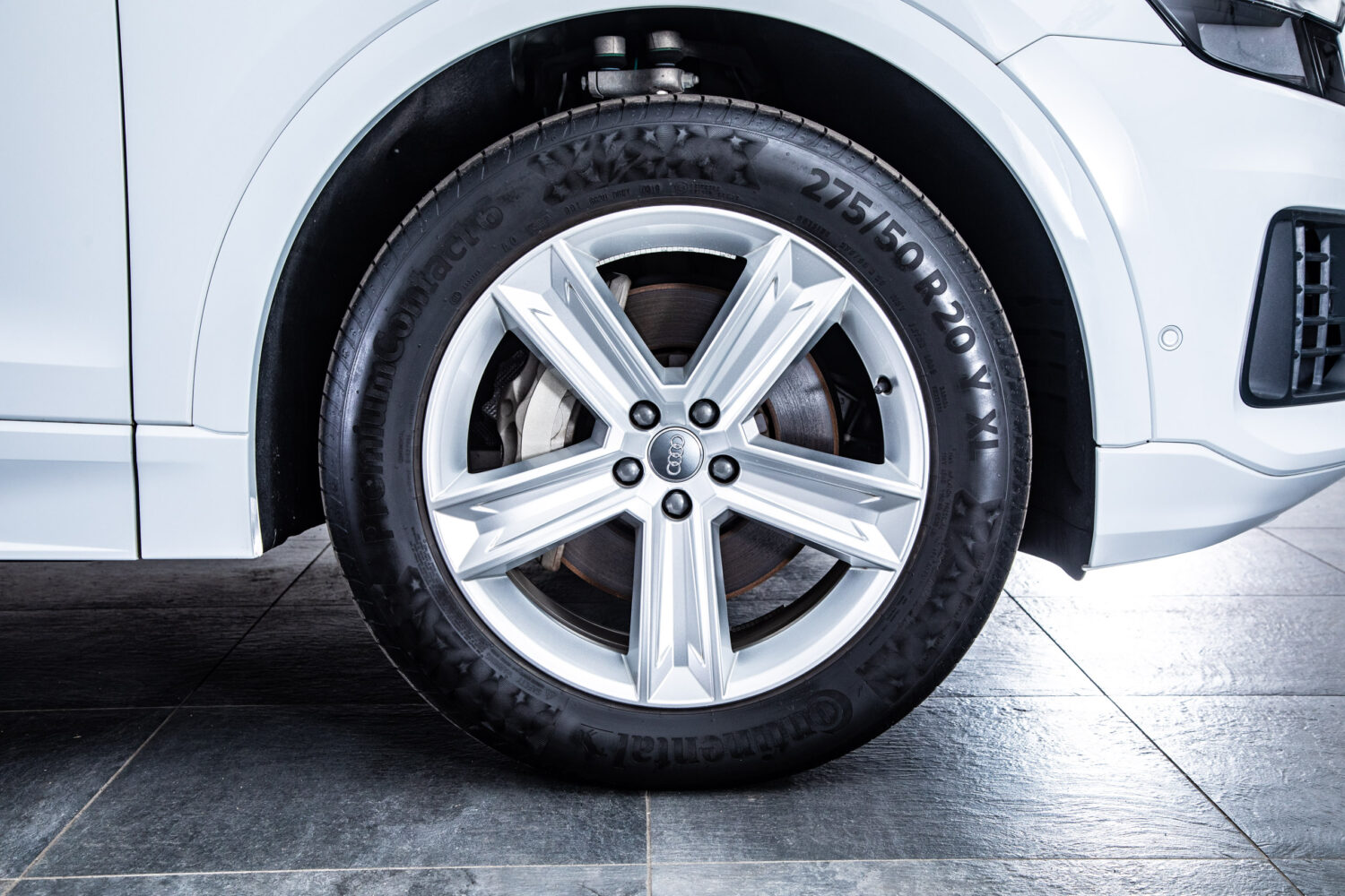 Q8 55TFSIクワトロデビューPラグジュアリー4WD