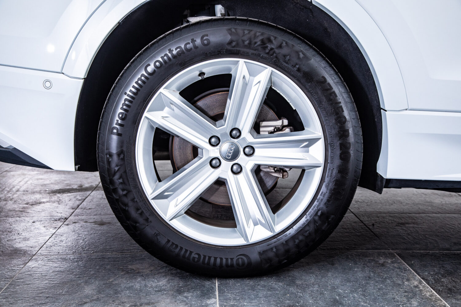 Q8 55TFSIクワトロデビューPラグジュアリー4WD