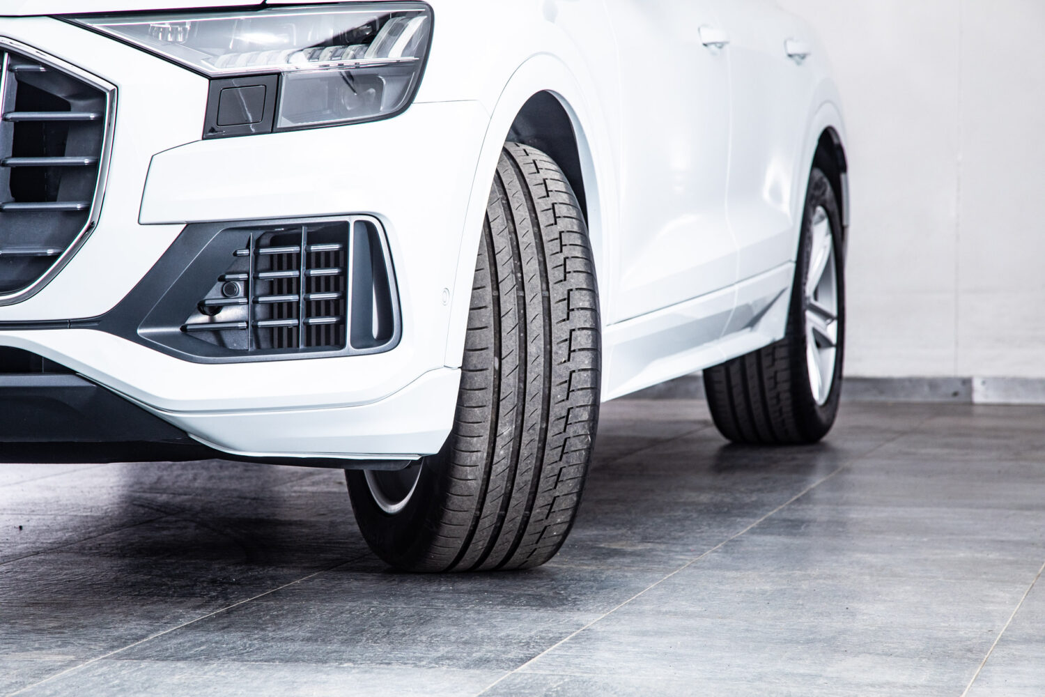 Q8 55TFSIクワトロデビューPラグジュアリー4WD