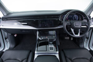 Q8 55TFSIクワトロデビューPラグジュアリー4WD