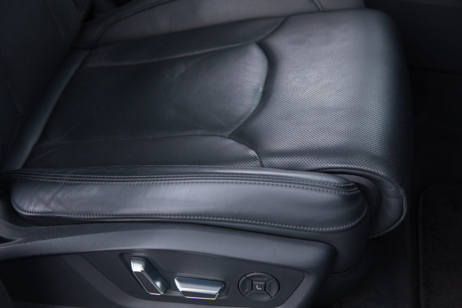 Q8 55TFSIクワトロデビューPラグジュアリー4WD