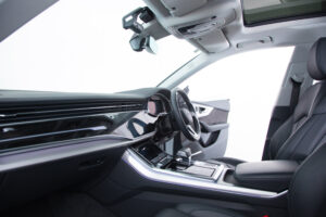 Q8 55TFSIクワトロデビューPラグジュアリー4WD