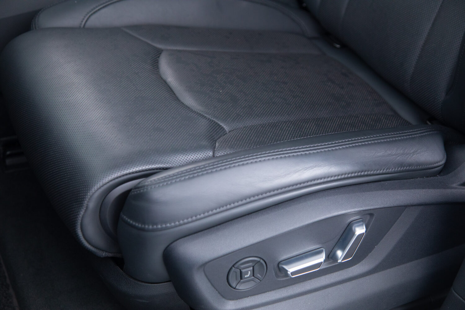 Q8 55TFSIクワトロデビューPラグジュアリー4WD