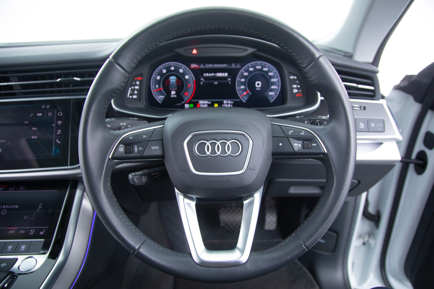 Q8 55TFSIクワトロデビューPラグジュアリー4WD