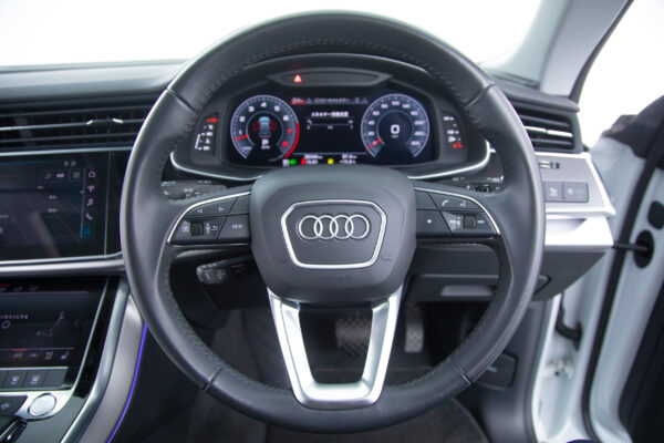 Q8 55TFSIクワトロデビューPラグジュアリー4WD
