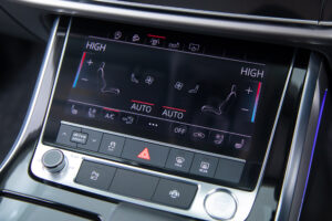 Q8 55TFSIクワトロデビューPラグジュアリー4WD