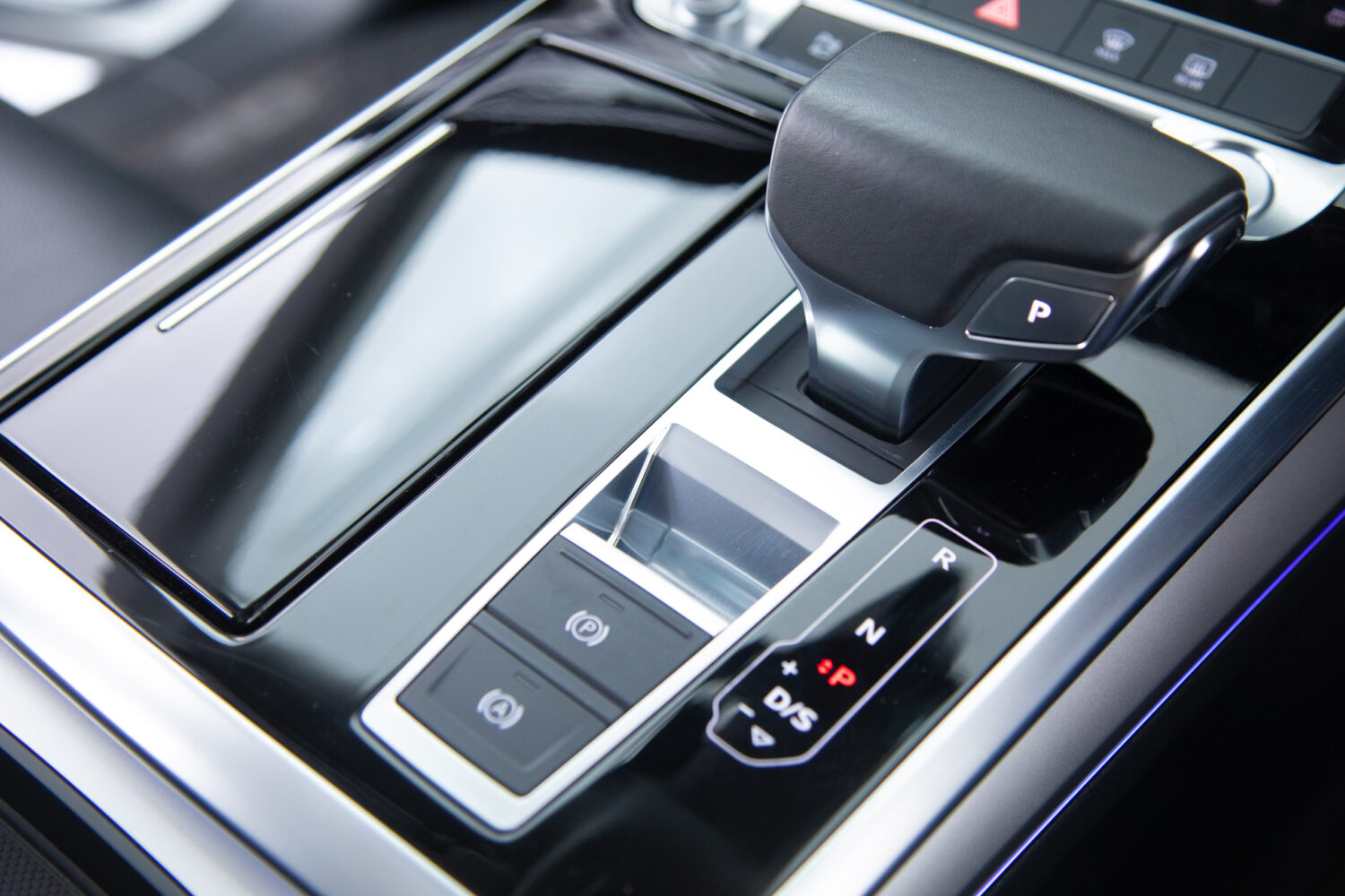 Q8 55TFSIクワトロデビューPラグジュアリー4WD