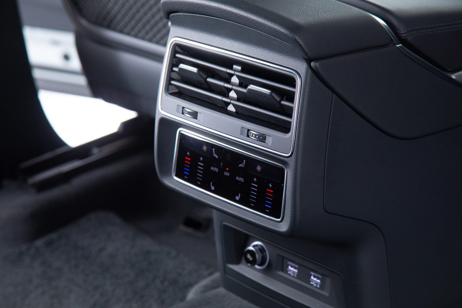 Q8 55TFSIクワトロデビューPラグジュアリー4WD