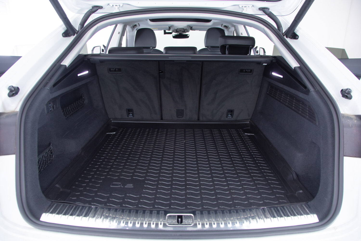 Q8 55TFSIクワトロデビューPラグジュアリー4WD