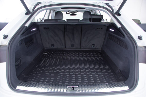 Q8 55TFSIクワトロデビューPラグジュアリー4WD