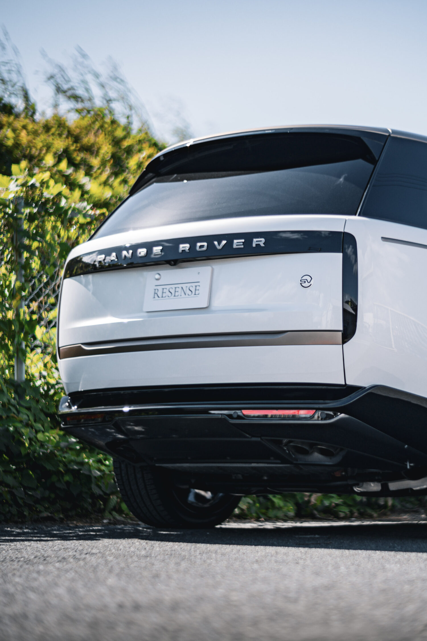 レンジローバーといえば、SUVというジャンルの歴史を語るうえで欠かすことのできない存在の一つです。

ランドローバーは、ロイヤルワラントと呼ばれるイギリス王室御用達の認定を受けてきたブランドでもあり、イギリスでは憧れの存在として知られています。