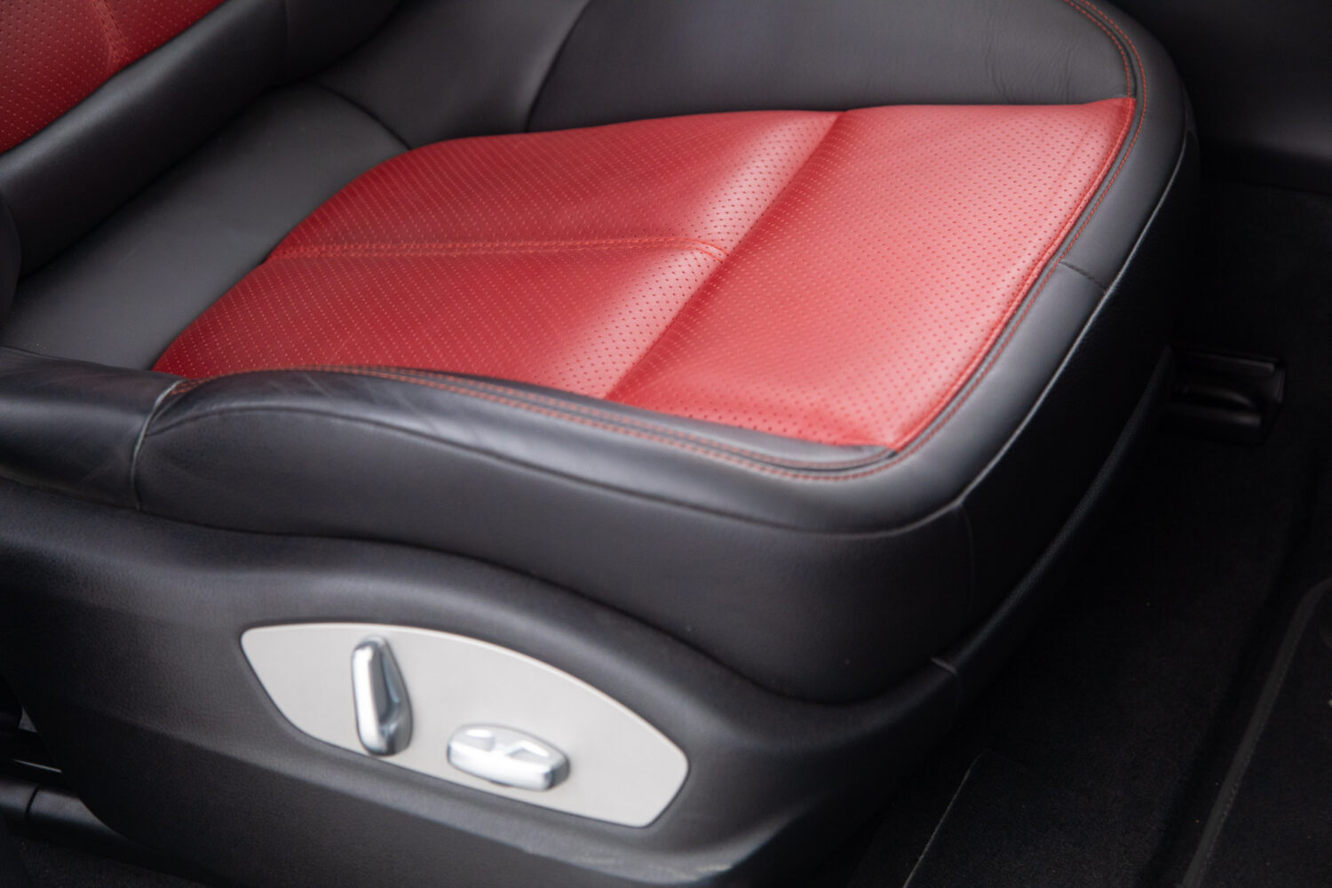 マカン S シュポルト エディション (パノラミック ルーフ システム装着車) PDK 4WD