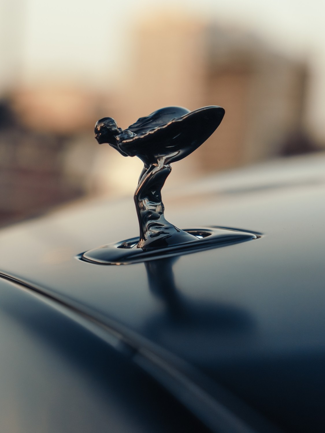 ブラック・バッジは当初から、成功を誇り高く、確固たる信念をもって表現する新たな世代の顧客をロールス・ロイスに迎え入れるためにつくられた。