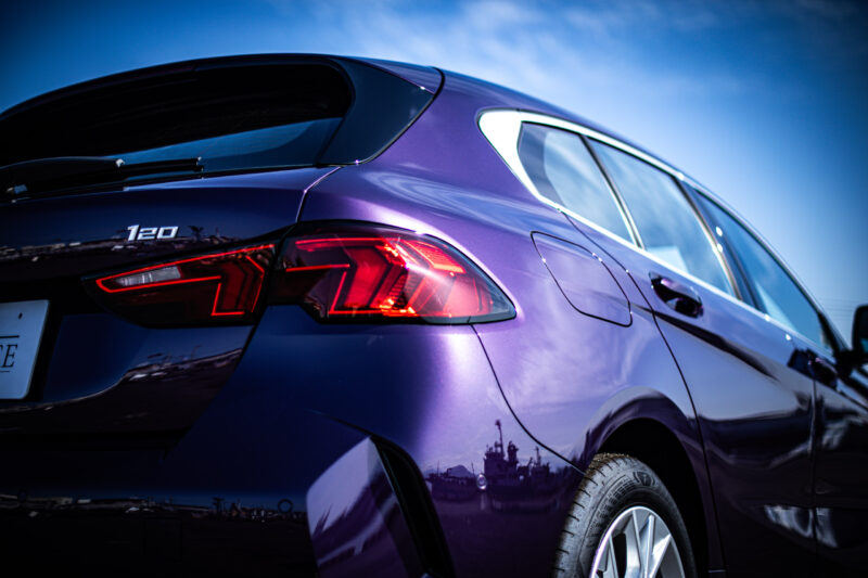 BMW・1シリーズ（2025）色に惹かれ、性能に納得する