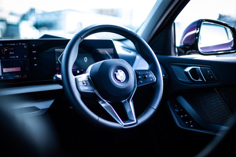 BMW・1シリーズ（2025）色に惹かれ、性能に納得する