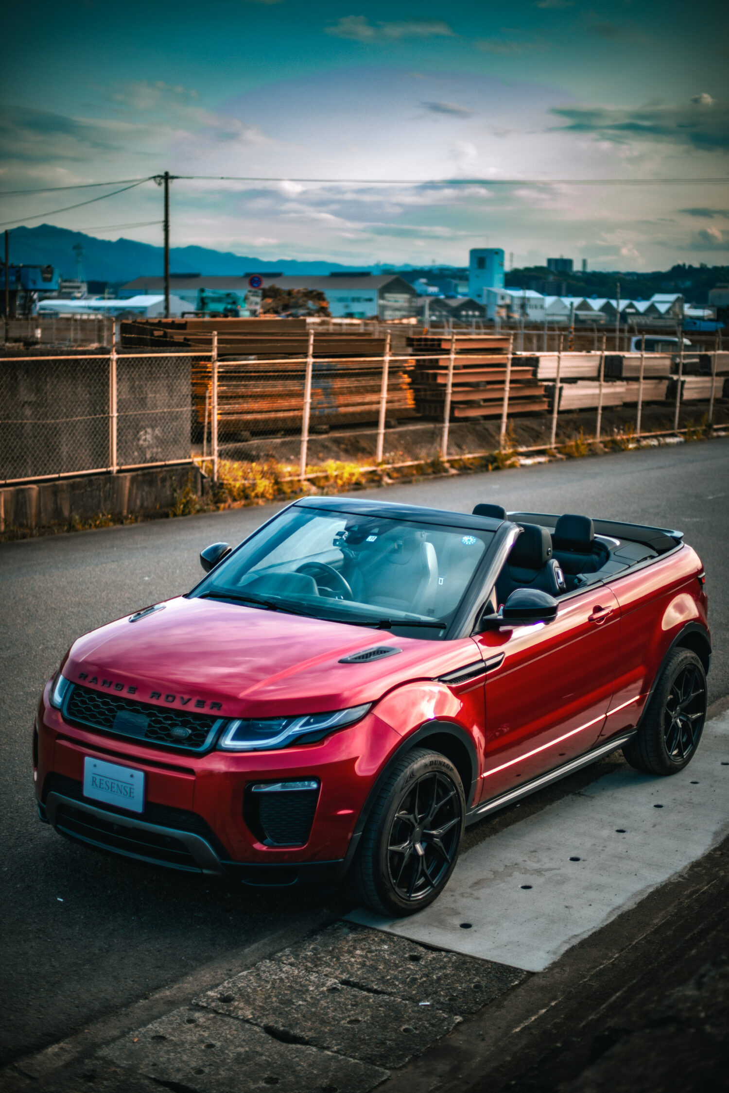 ランドローバー レンジローバー イヴォークは、ブランドの中ではエントリーモデルであり、最もシティー派な存在です。

従来の本格SUVとは異なる、横置き4気筒エンジンを採用した都会派モデルとして登場しました。