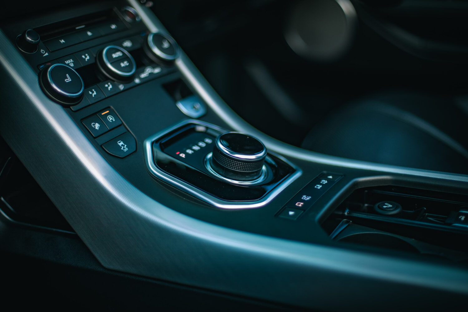 レンジローバー イヴォークコンバーチブル（2017）スポーツカーの高揚感とSUVの安心感