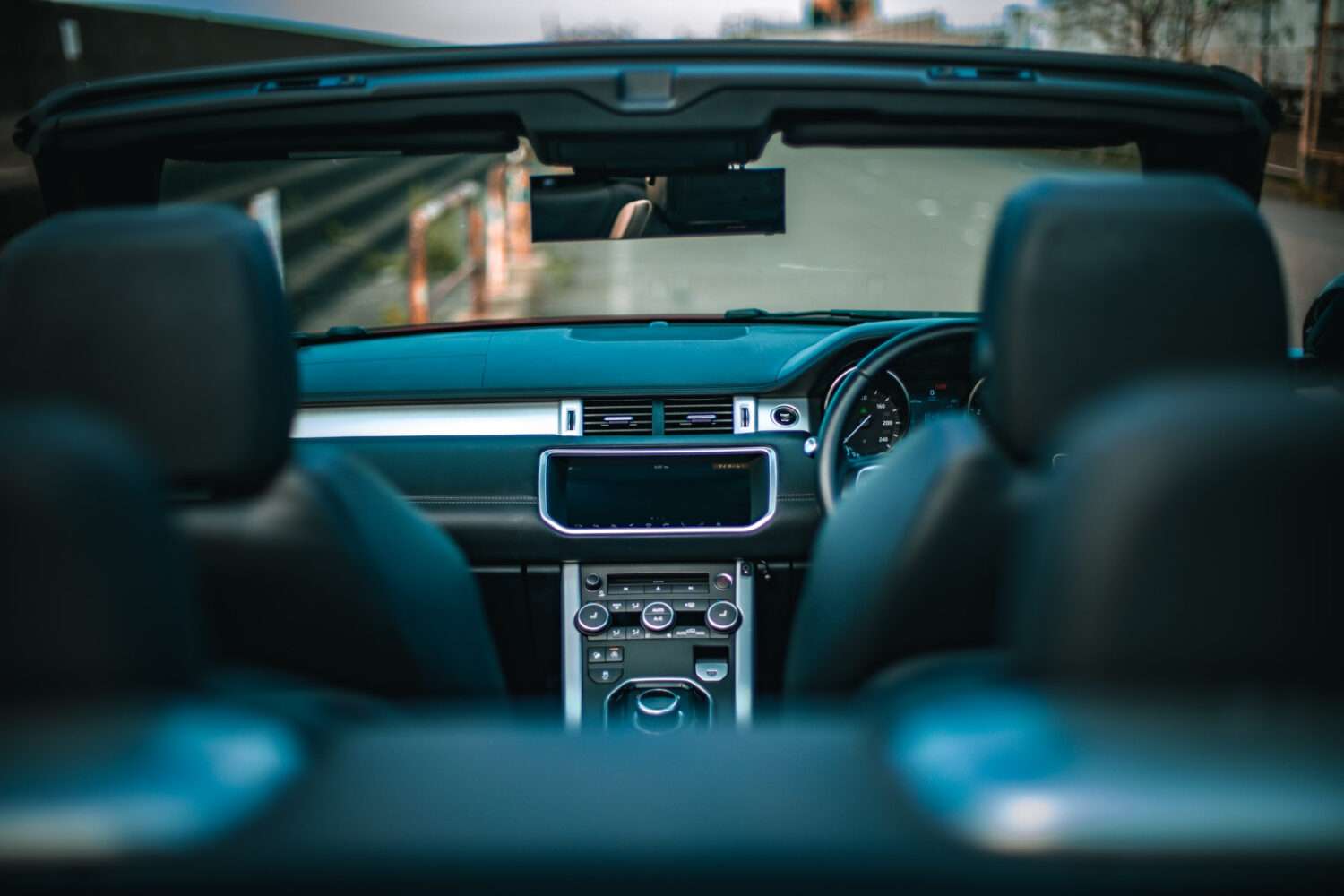 レンジローバー イヴォークコンバーチブル（2017）スポーツカーの高揚感とSUVの安心感