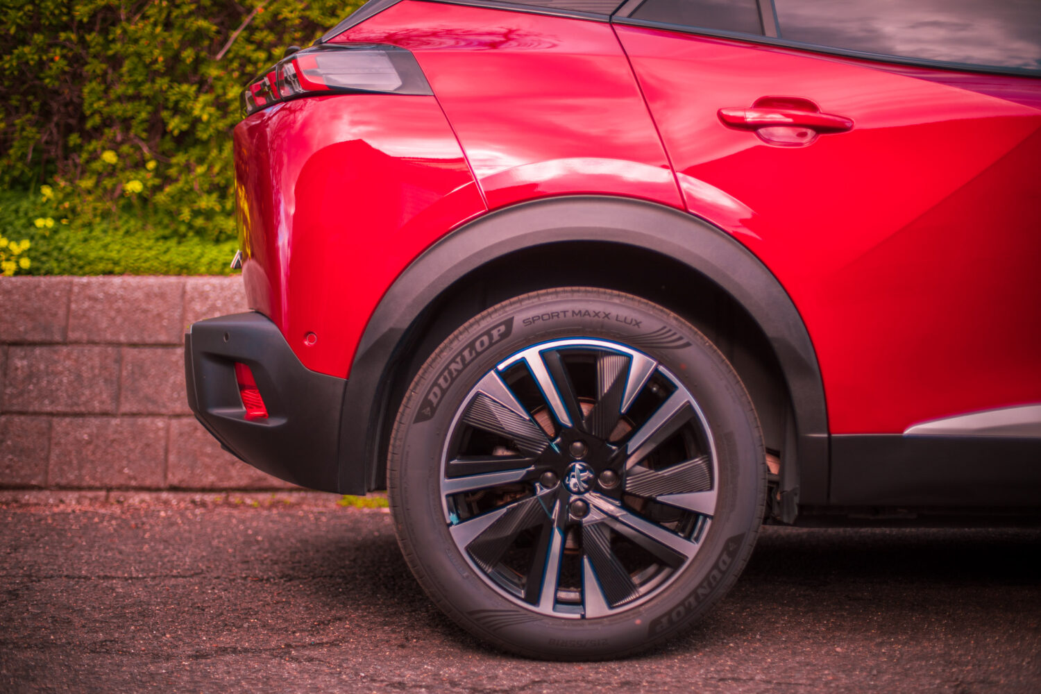 プジョー・e-2008 GT（2021）EVらしさも、フランス車らしさも