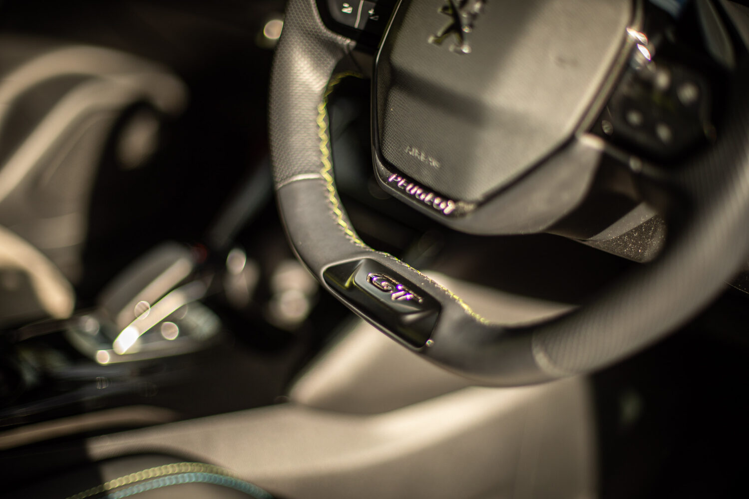 プジョー・e-2008 GT（2021）EVらしさも、フランス車らしさも