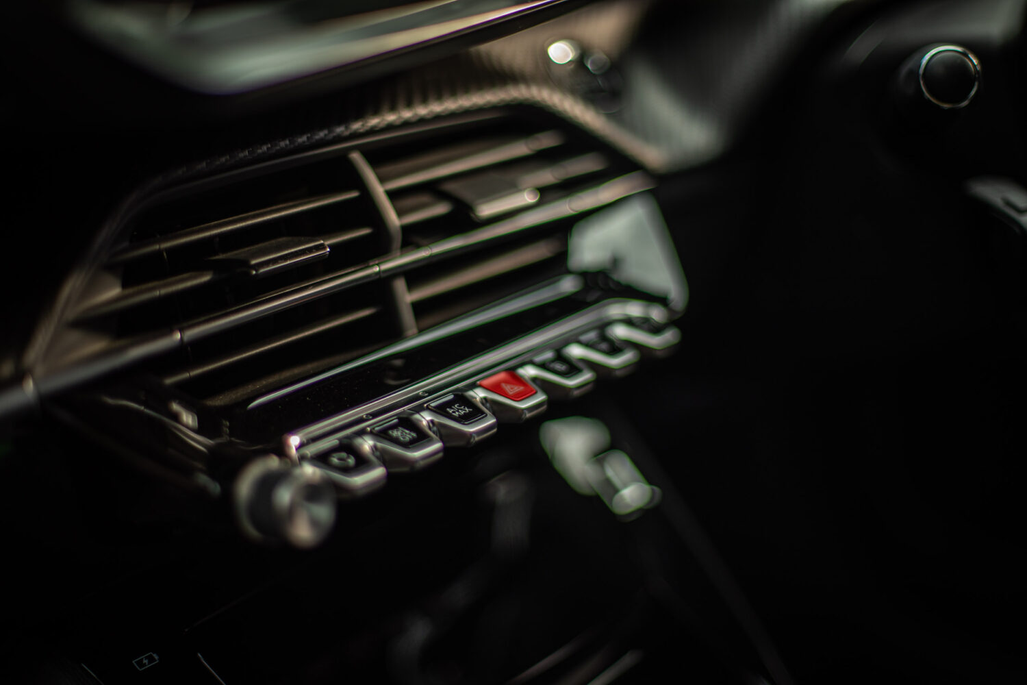 プジョー・e-2008 GT（2021）EVらしさも、フランス車らしさも