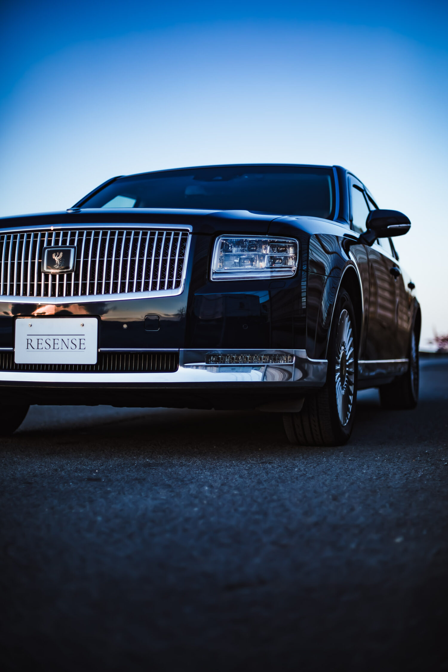 トヨタ・センチュリーは、日本人のためのショーファードリブンとして、1967年から販売されてきた特別なモデルです。
官公庁や大企業の要人に選ばれる存在というイメージそのままに、揺るがない軸を持ち続けています。