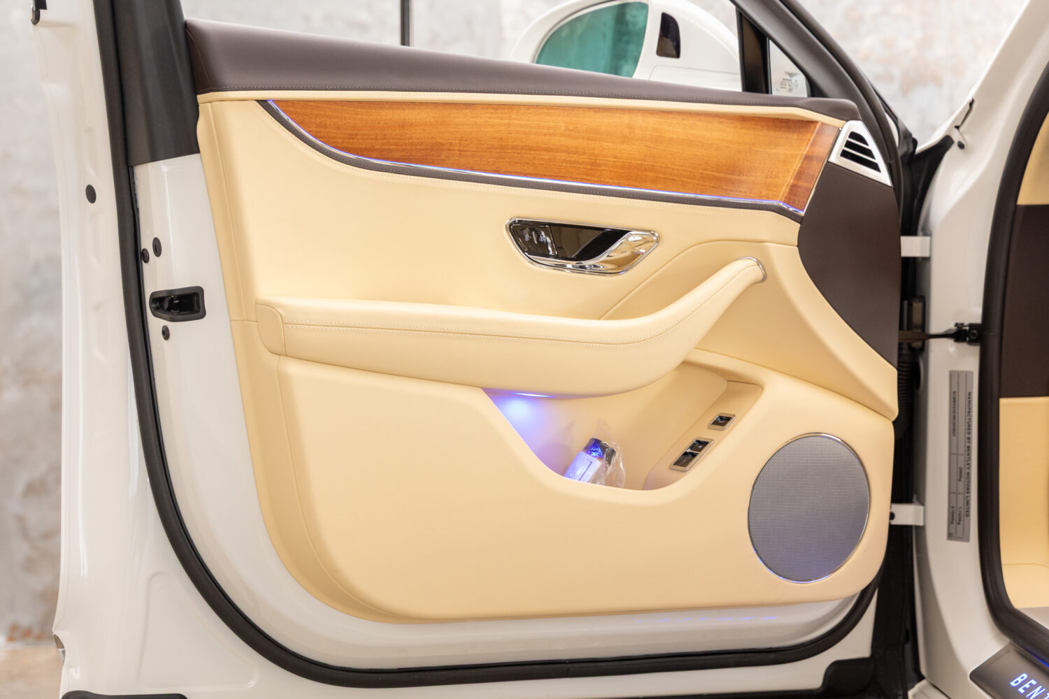 フライングスパー V8 左H 4WD