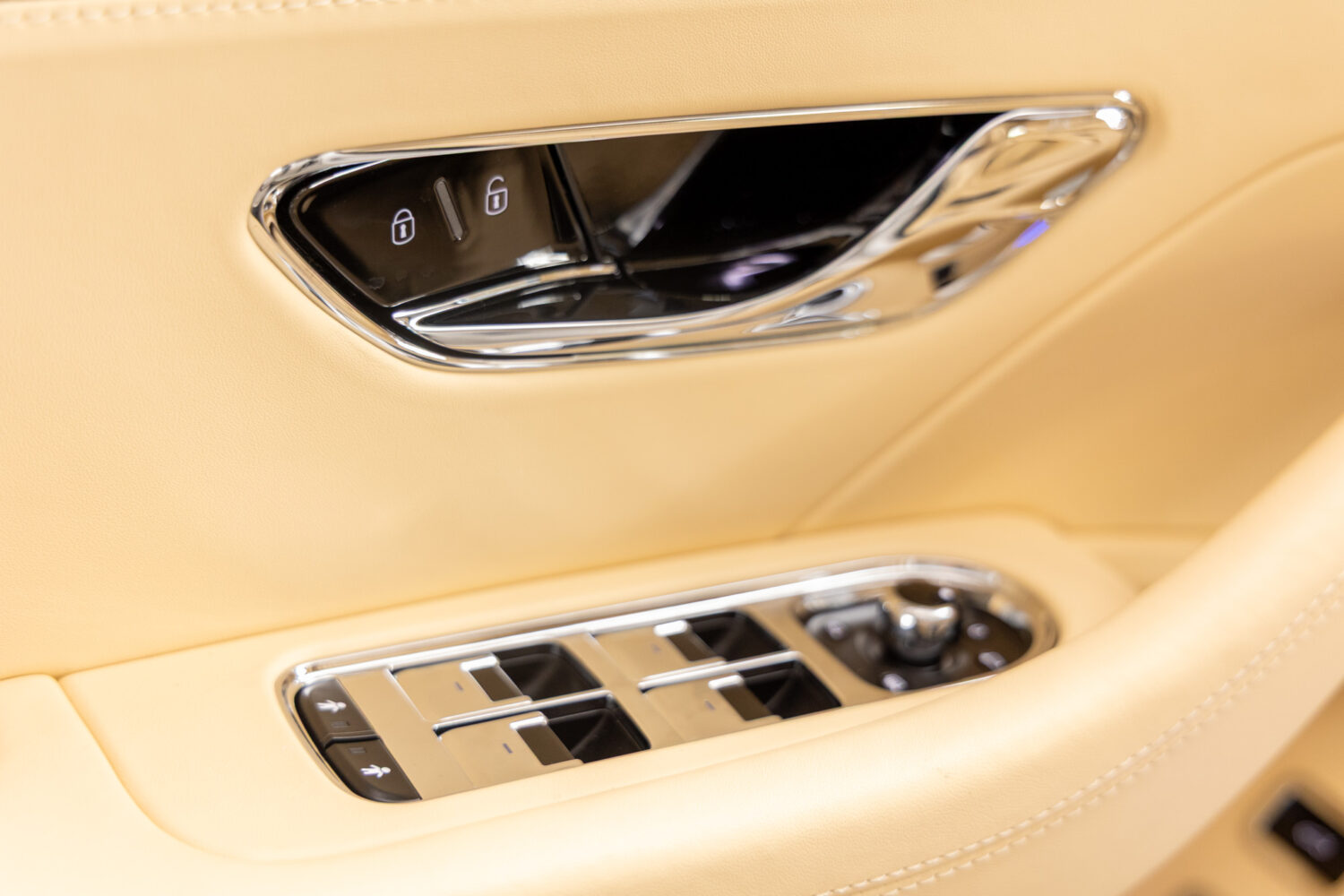 フライングスパー V8 左H 4WD