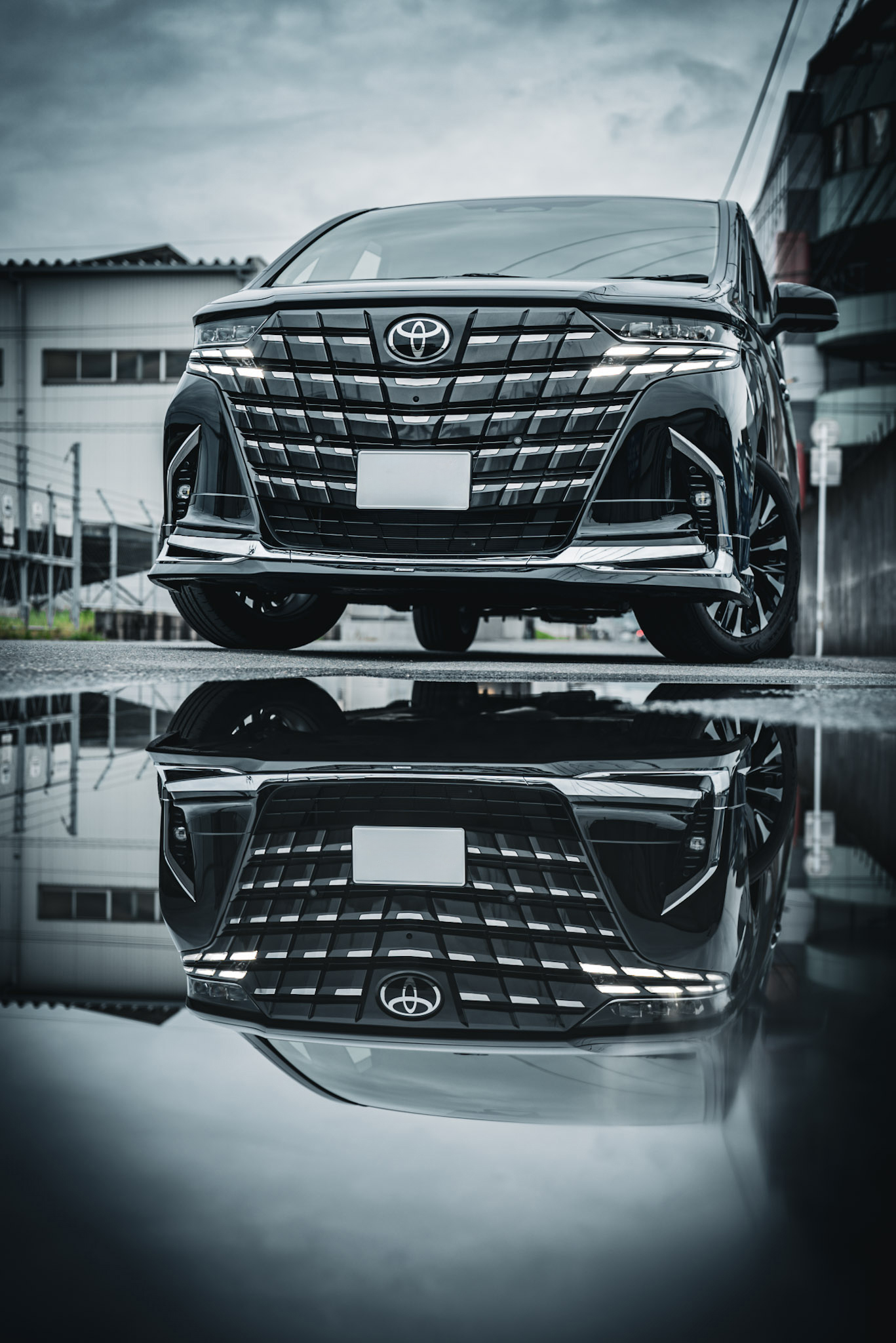 ミニバンの実用性を知り尽くしたアルファードが、後席で過ごす時間の質へと舵を切った。スペーシャスラウンジは、多人数輸送ではなく、移動そのものの価値を磨き上げた一台。そこには、日本らしい控えめな贅沢が息づいている。