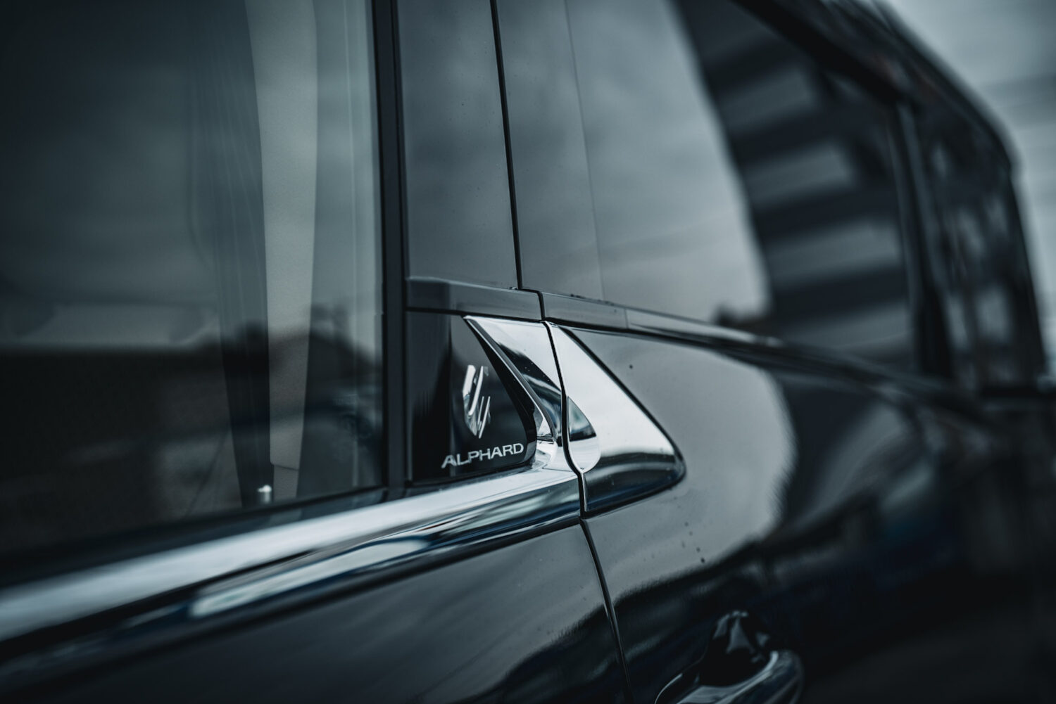 トヨタ・アルファード スペーシャスラウンジ（2025）静かな間を届ける