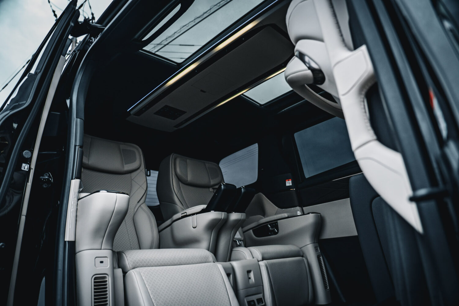 トヨタ・アルファード スペーシャスラウンジ（2025）静かな間を届ける