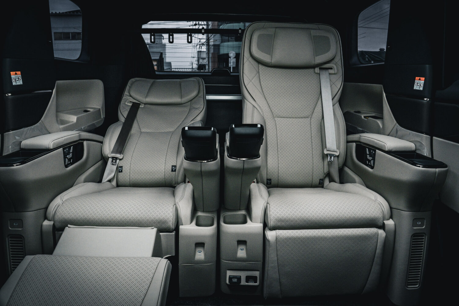 トヨタ・アルファード スペーシャスラウンジ（2025）静かな間を届ける