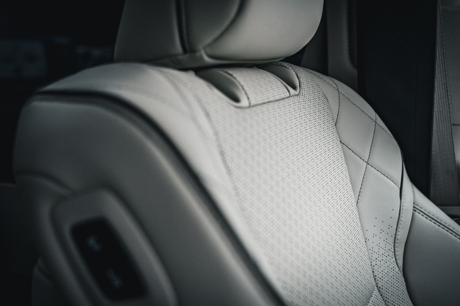 トヨタ・アルファード スペーシャスラウンジ（2025）静かな間を届ける