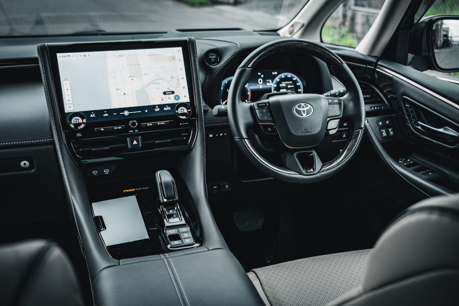 トヨタ・アルファード スペーシャスラウンジ（2025）静かな間を届ける