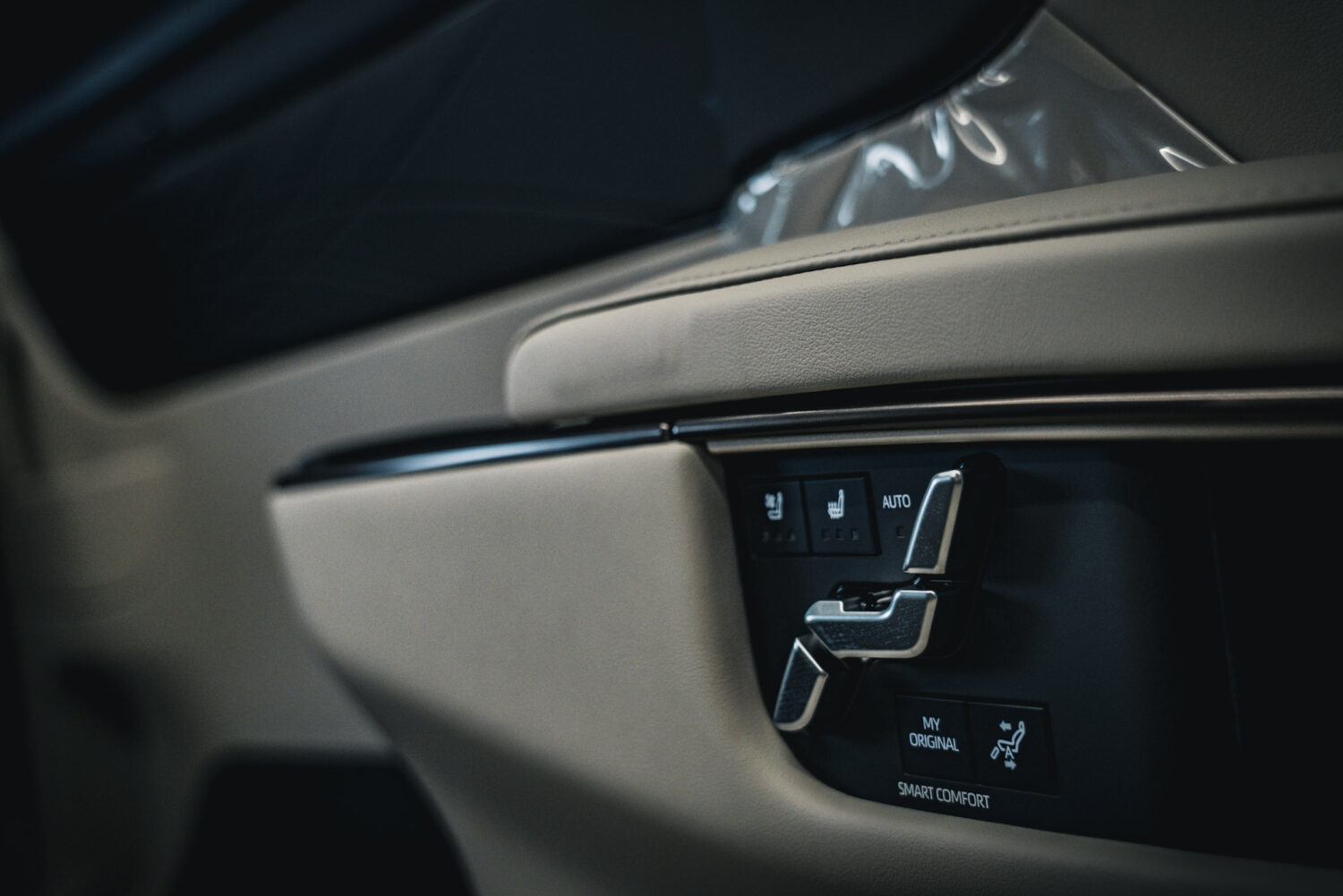 トヨタ・アルファード スペーシャスラウンジ（2025）静かな間を届ける