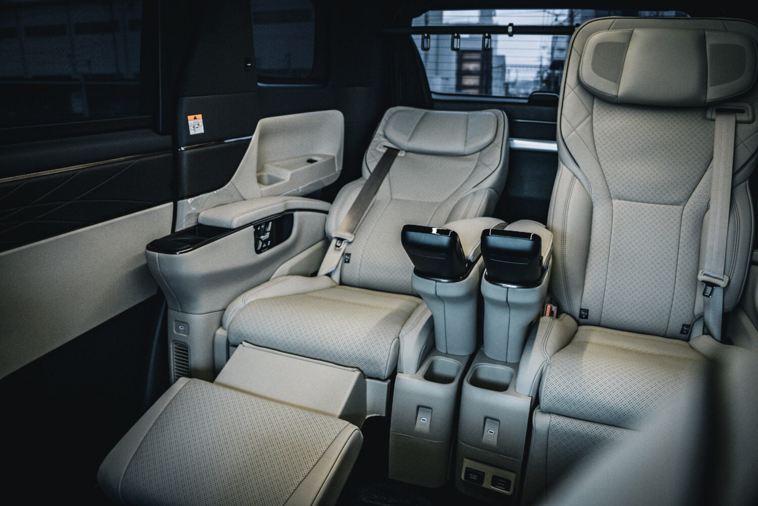 トヨタ・アルファード スペーシャスラウンジ（2025）静かな間を届ける