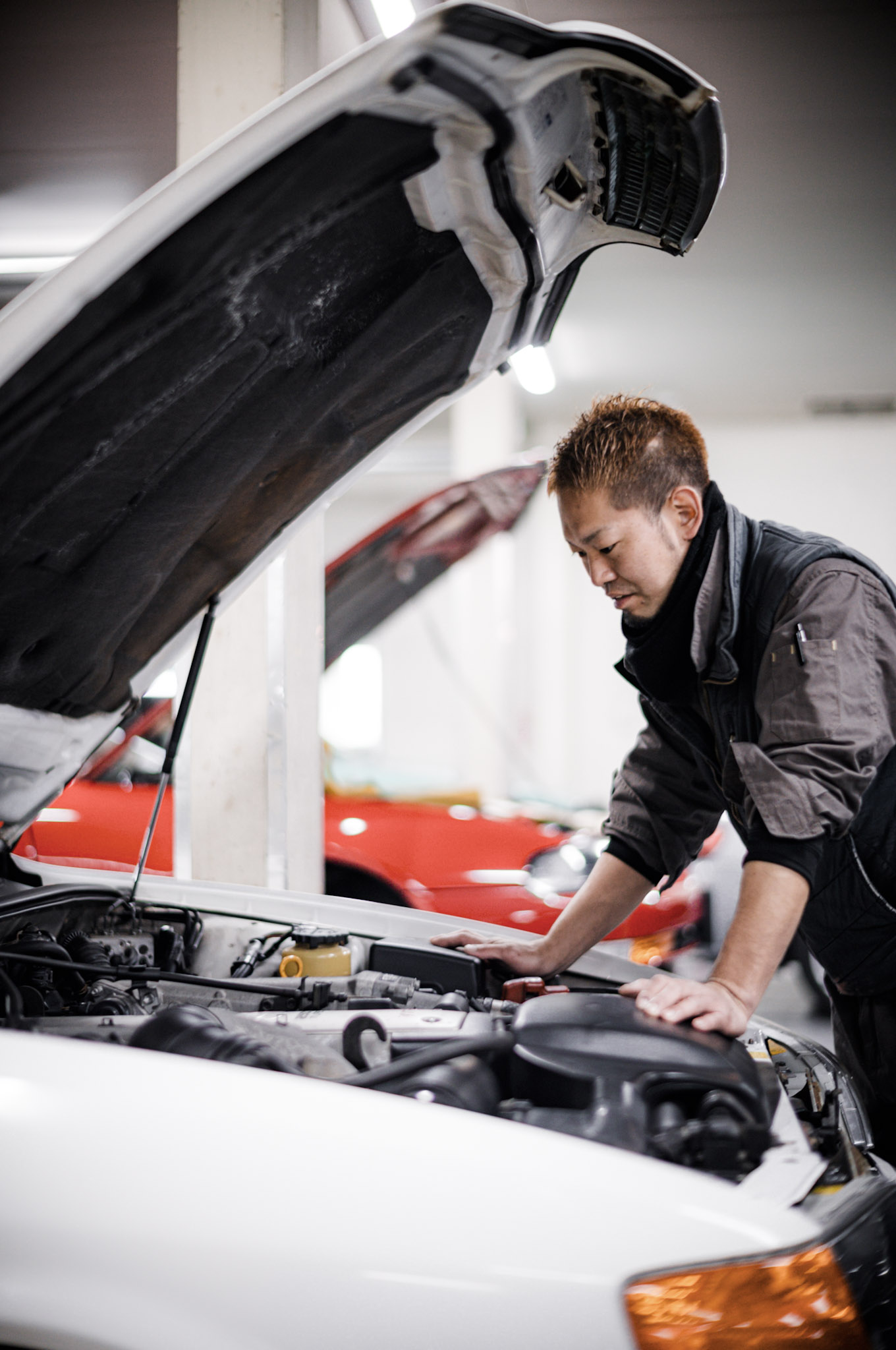 工場に並ぶのは、年式も国籍もさまざまな車たち。部品が出ないことも珍しくない。資料さえ十分ではないこともある。そんな一台一台に向き合い、手を動かし、考え、形にしていく。これまで歩んできた遠回りのような時間も、いま振り返れば、すべてこの場所につながっていたのかもしれない。