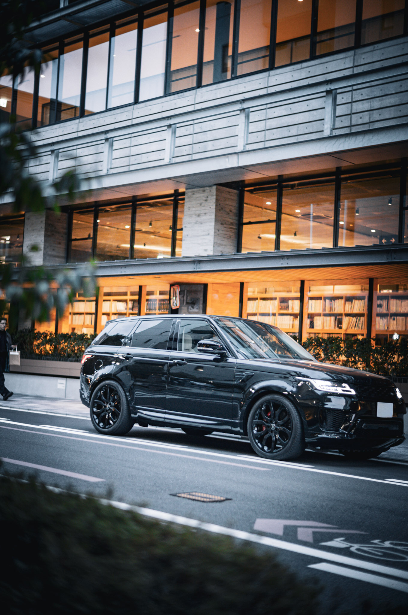 5.0リッターV8スーパーチャージャーを積むレンジローバースポーツは、過激さに頼らずとも濃密な存在感を放つ。快適性と野性味、そのどちらも高い次元で成立させた一台だ。