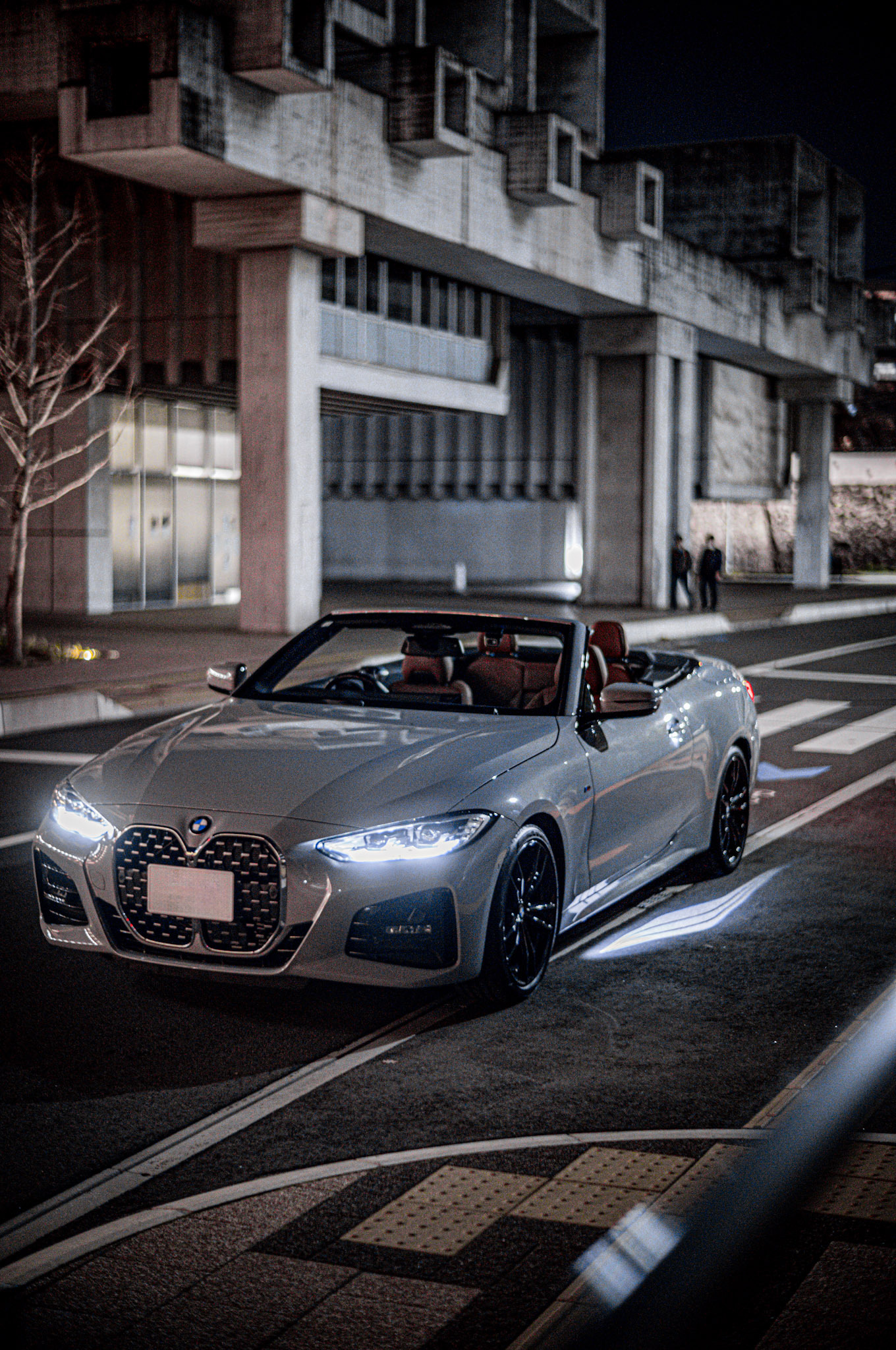 軽やかで、柔らかく、それでいて確かなBMWらしさを感じさせる420iカブリオレ。派手さに頼らず、知性と余裕で魅せるその佇まいは、日常にさりげない上質と色気をもたらしてくれる一台だ。