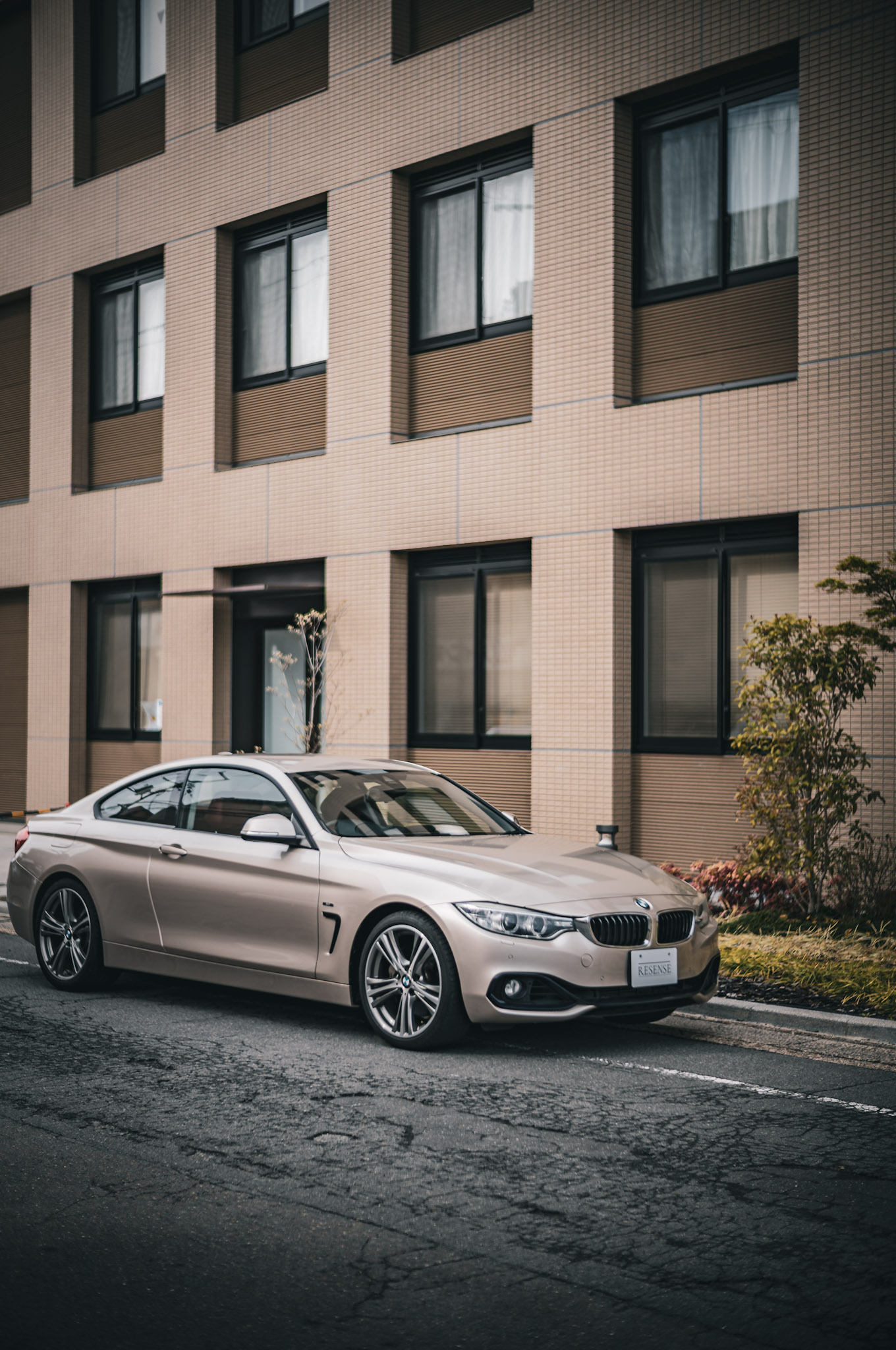 オリオン・シルバーメタリックにレッドレザー、そして直列6気筒。BMW・435iクーペ スポーツは、速さだけでは語れない余裕と美意識を備えた一台だ。走行5,800kmという希少な個体が、その魅力をいっそう際立たせている。