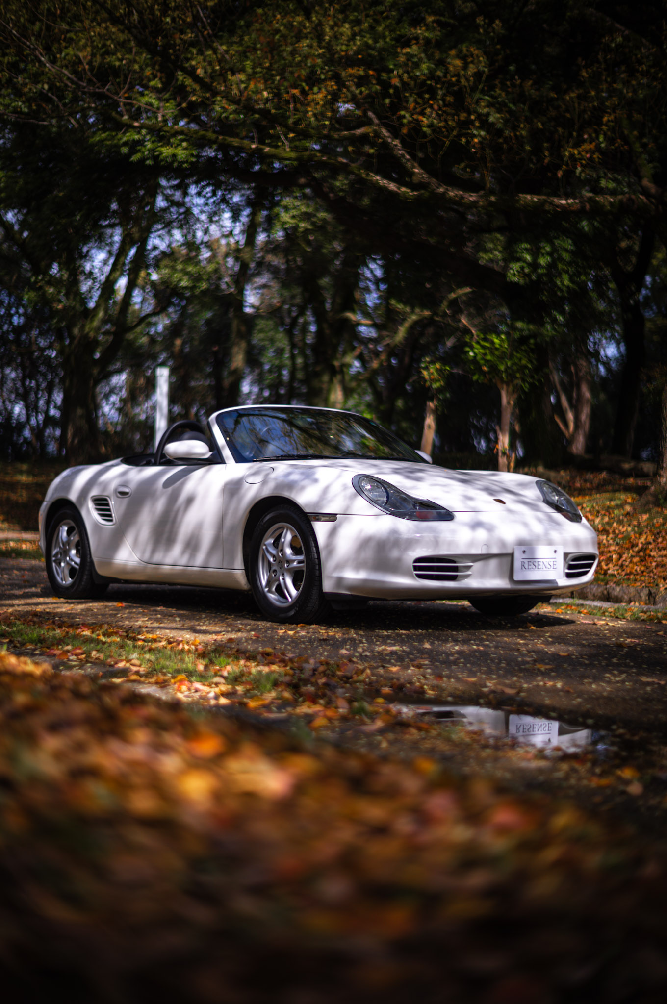 ステアリング越しに伝わる濃密な手応え。速さではなく、関わる深さで走りを楽しませる初代ボクスター。現代では得難いダイレクトな感覚が、この一台には確かに残されている。